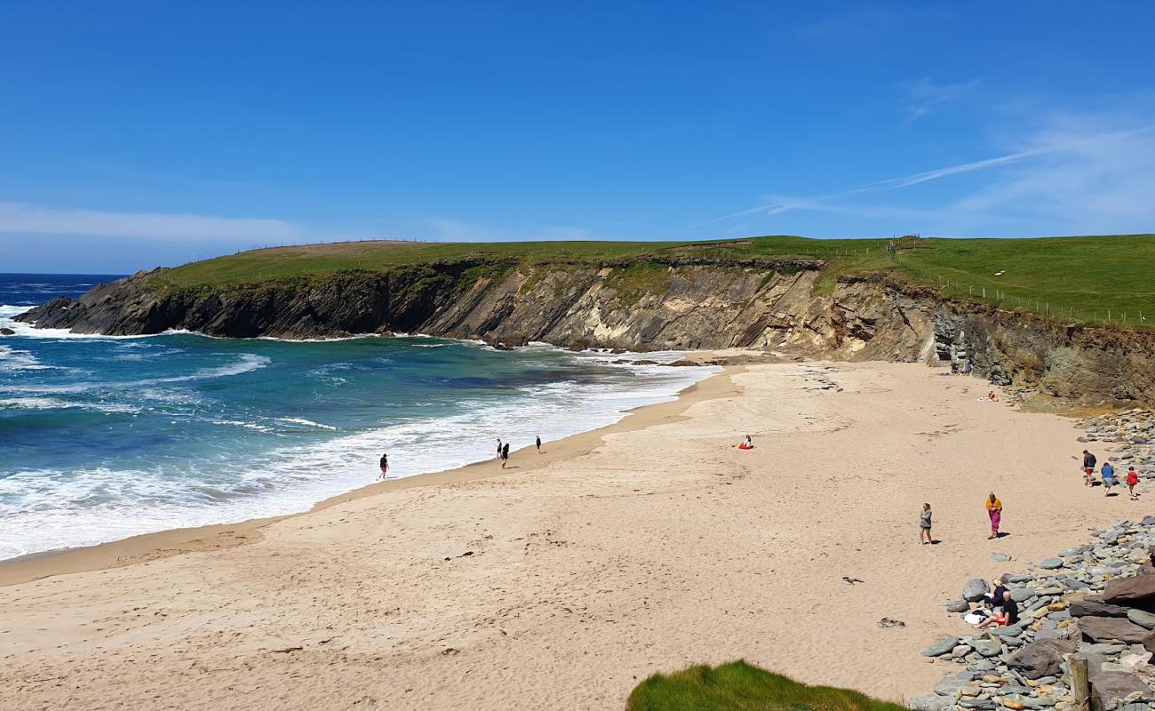 Foto af Clogher Beach med lys sand overflade