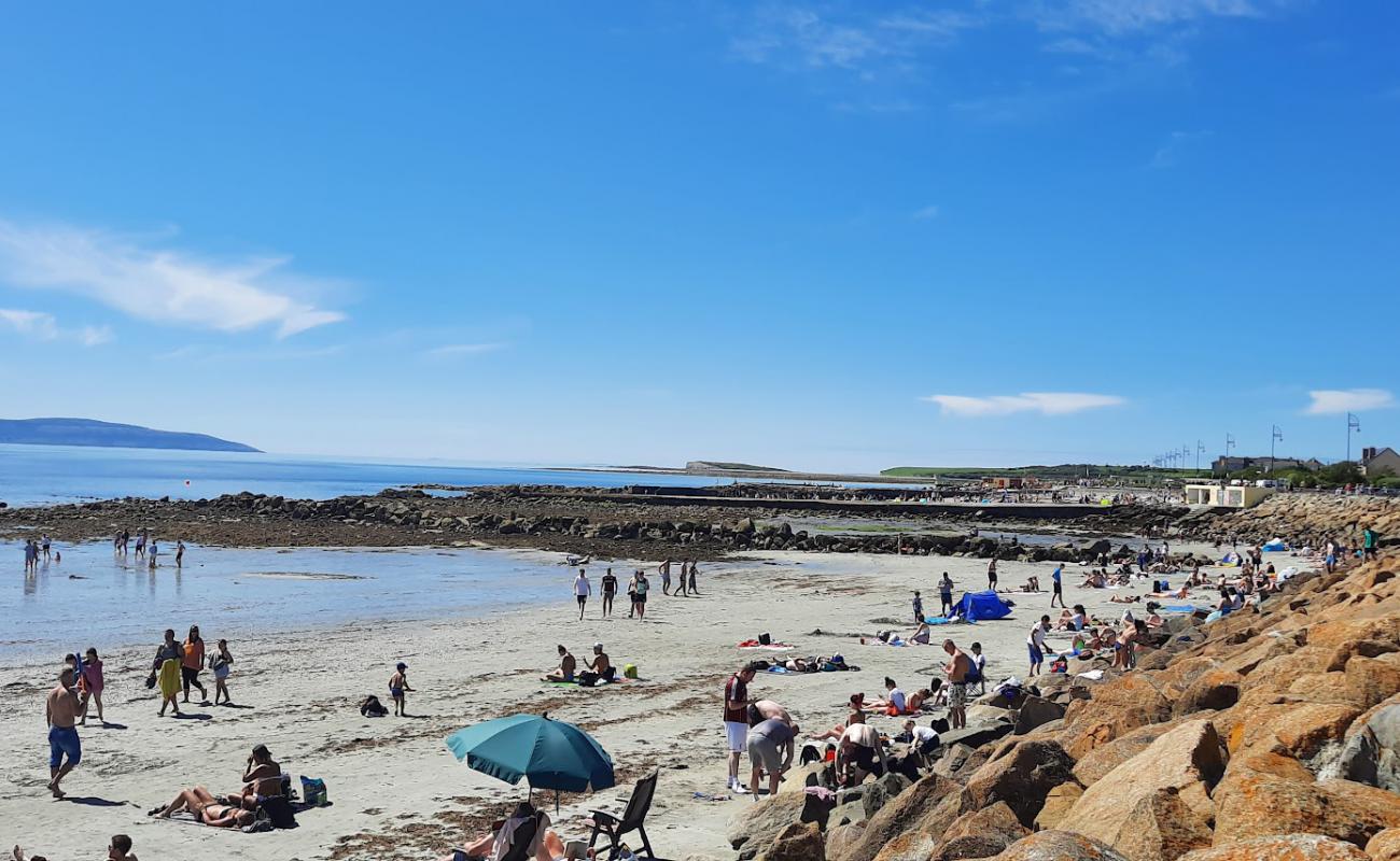 Foto af Blackrock Beach med gråt sand og småsten overflade