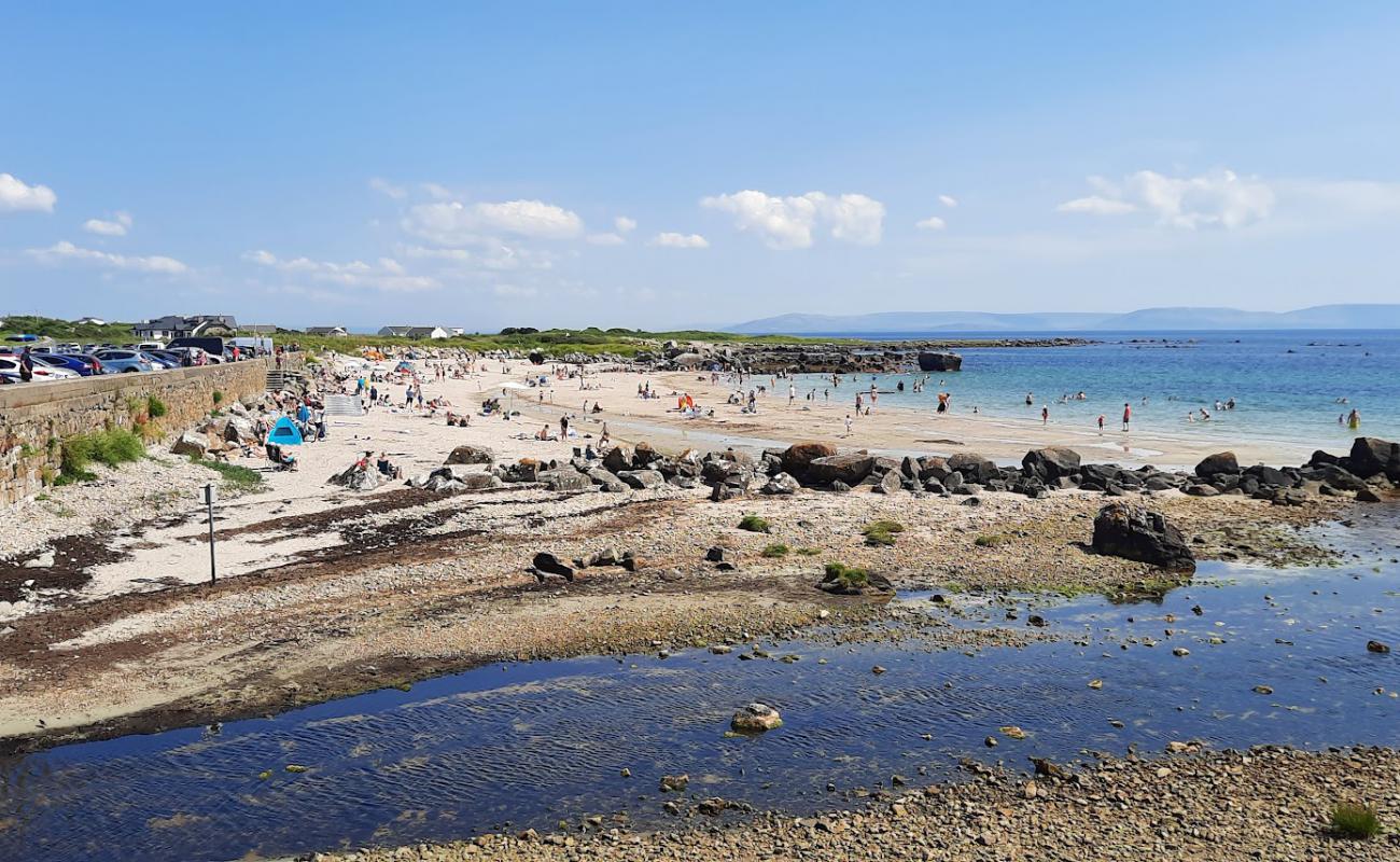 Foto af Na Forbacha Beach med lys sand overflade