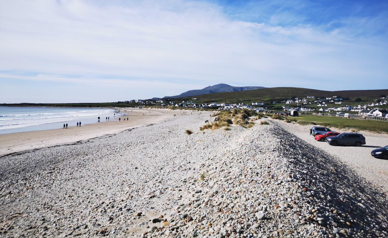 Foto af Keel Beach med let sand og småsten overflade