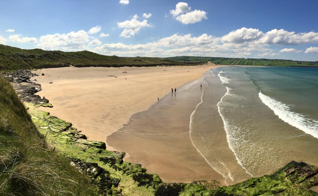 Foto af Carrowmore Beach med lys sand overflade