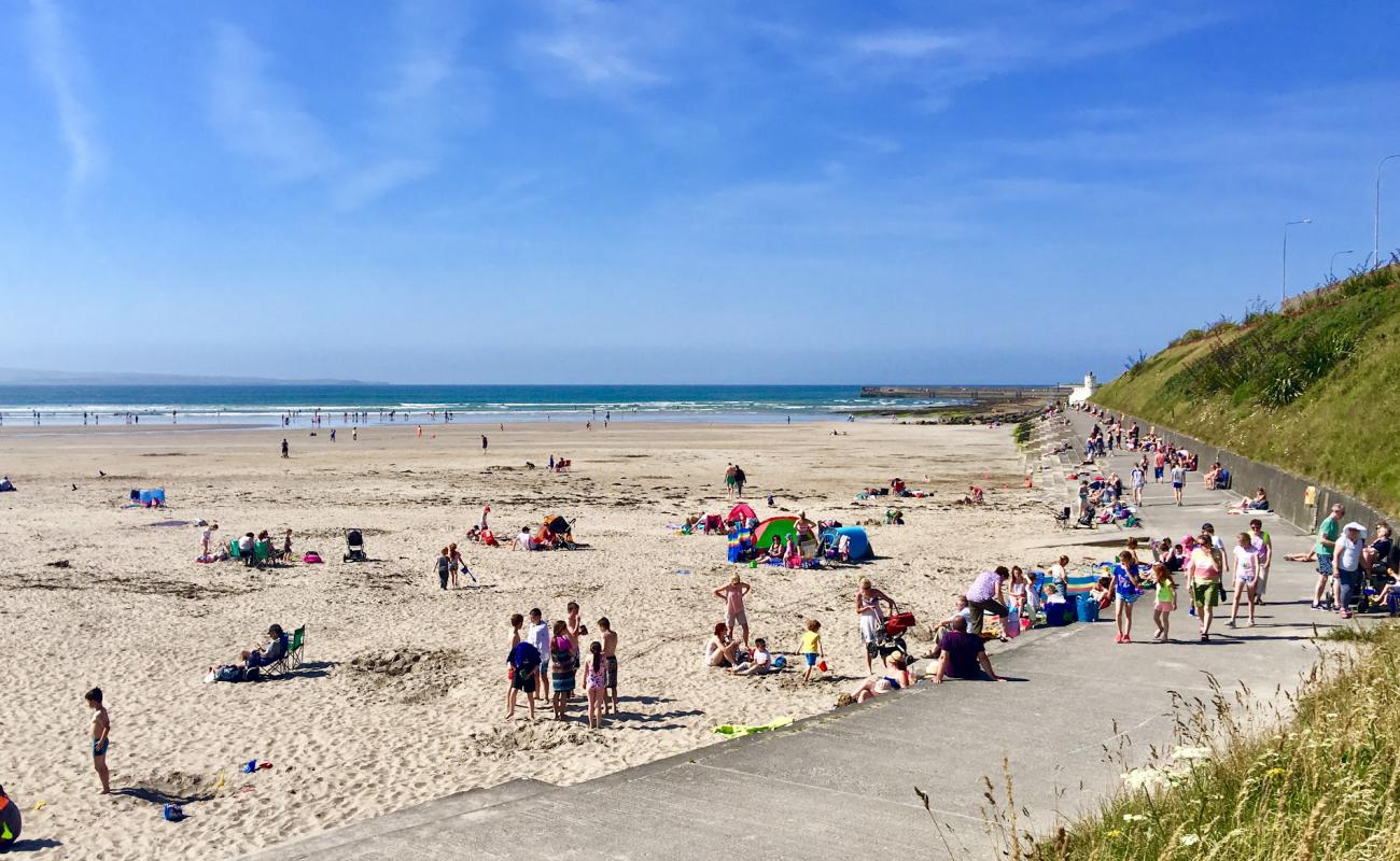 Foto af Enniscrone Beach med lys sand overflade