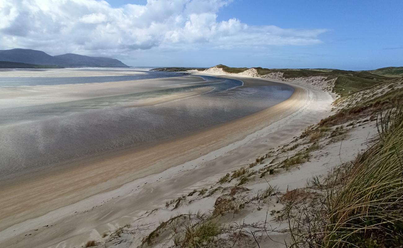 Foto af Ballinreavy Beach med lys sand overflade