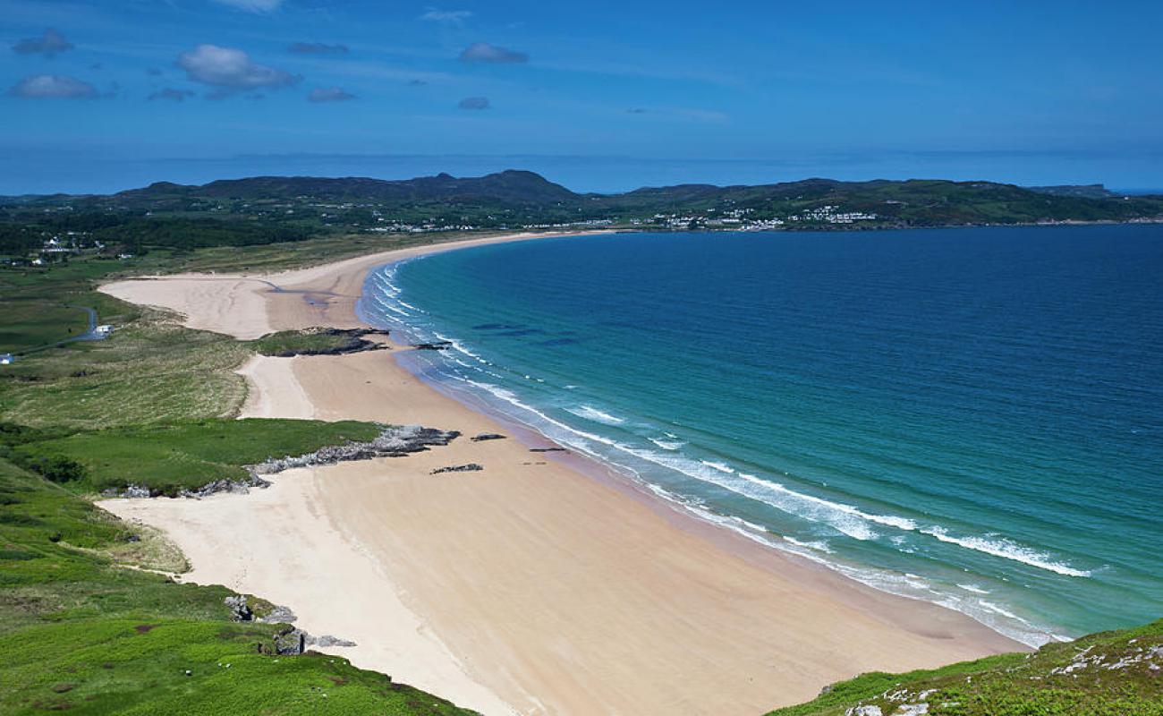 Foto af Ballymastocker Beach med lys sand overflade