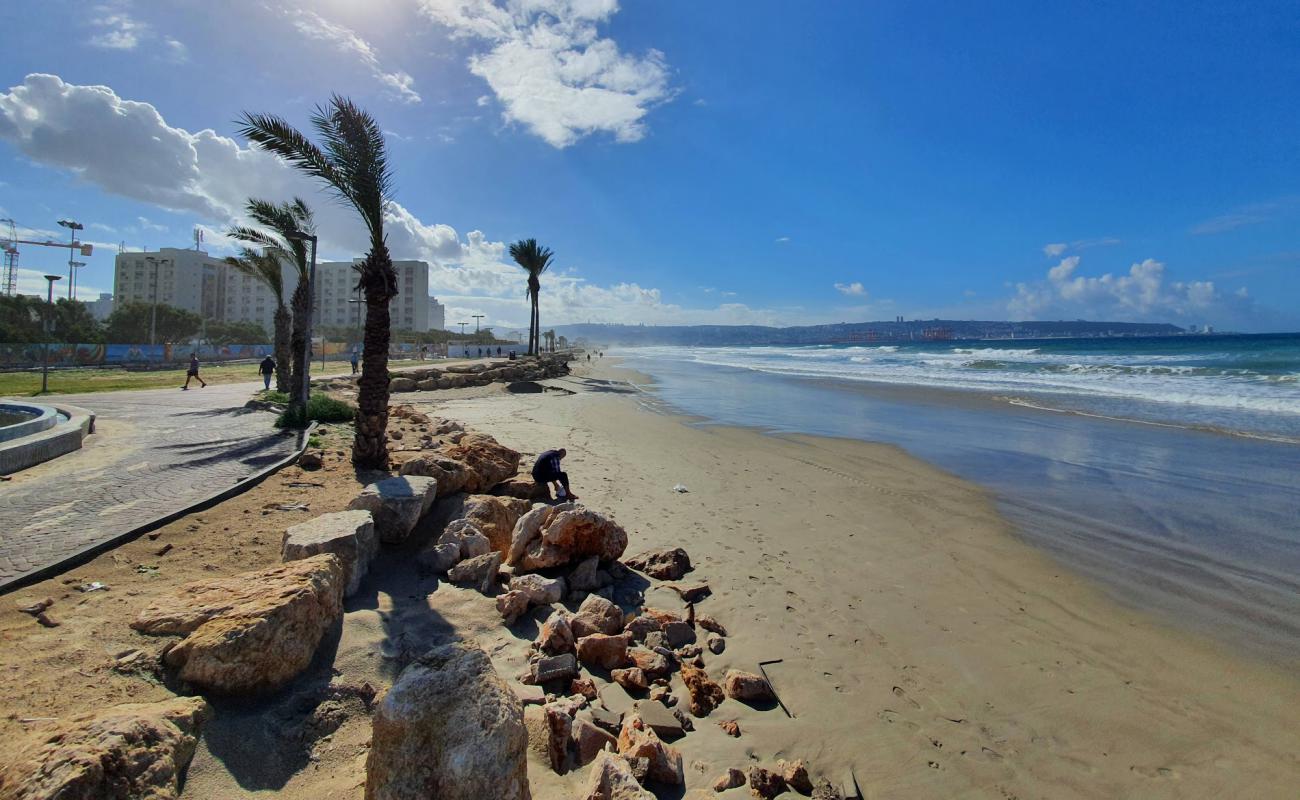 Foto af Zvulun beach med lys sand overflade