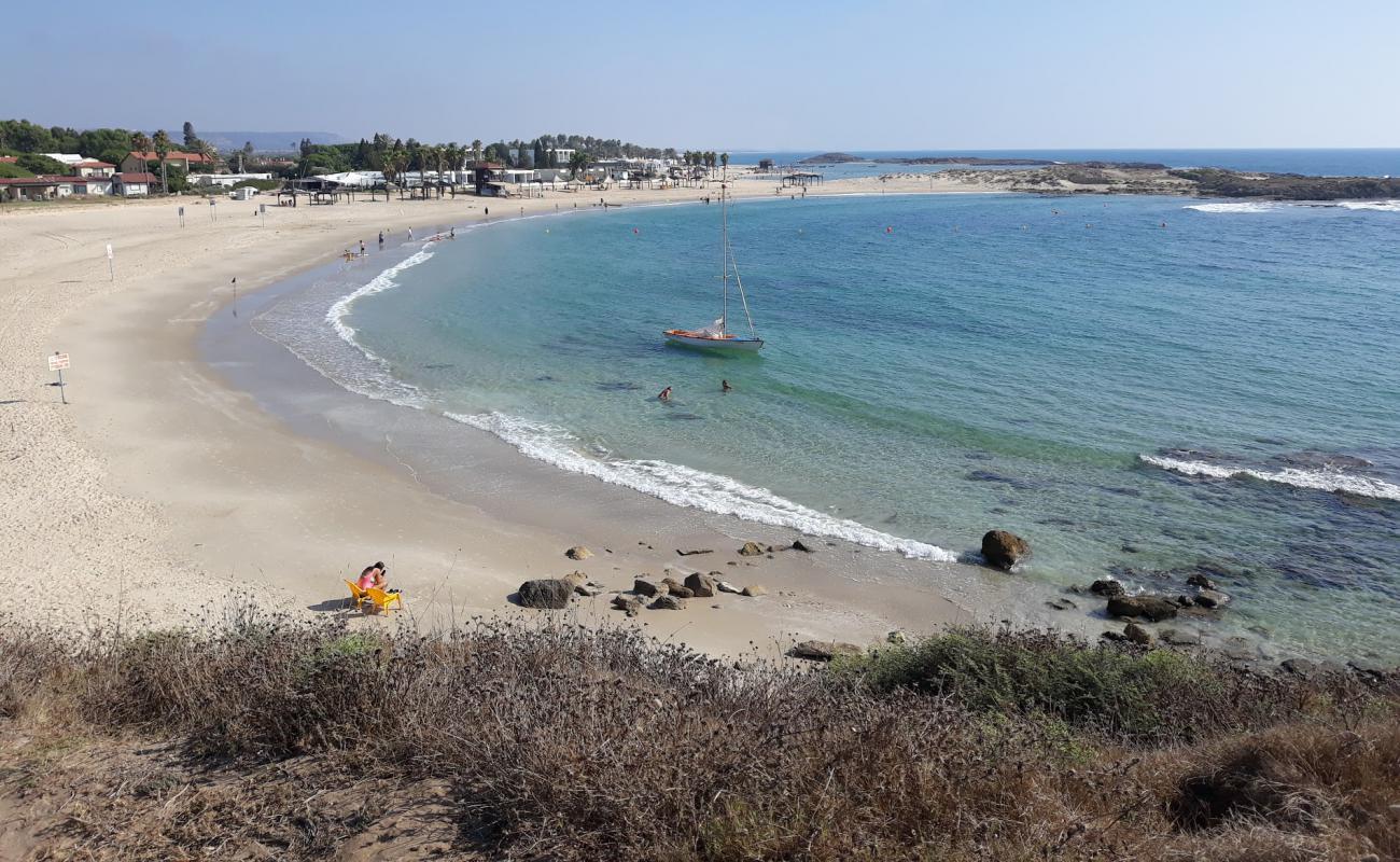 Foto af Dor beach med lys sand overflade