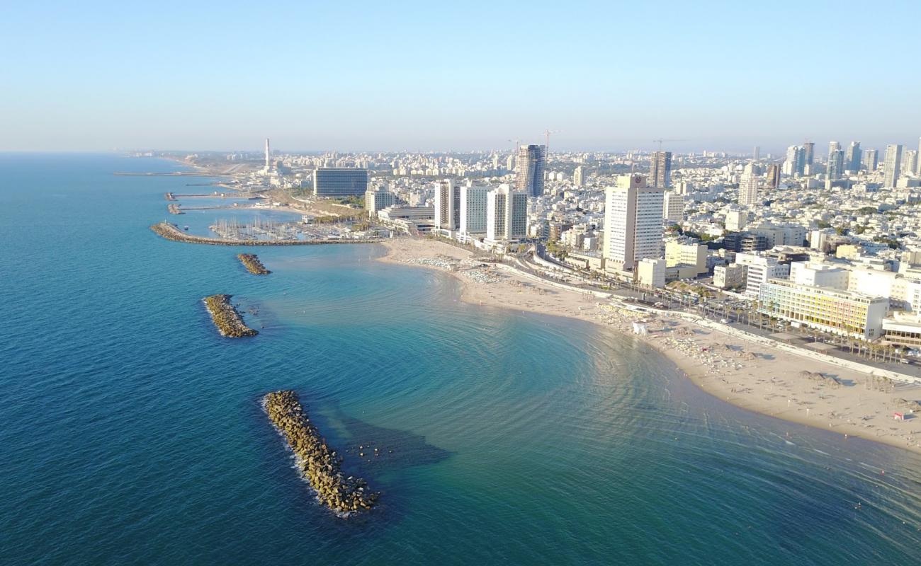 Foto af Tel Aviv beach med lys fint sand overflade