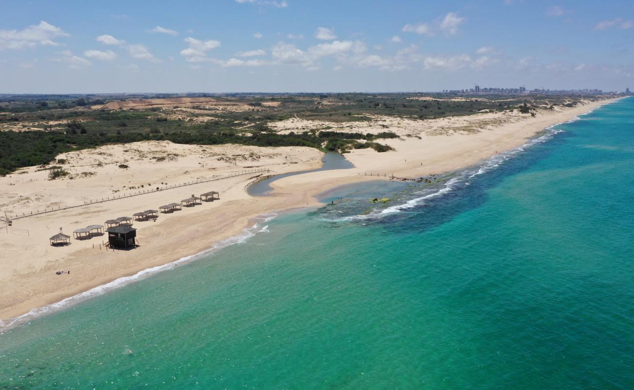 Foto af Nitsanim beach med lys sand overflade