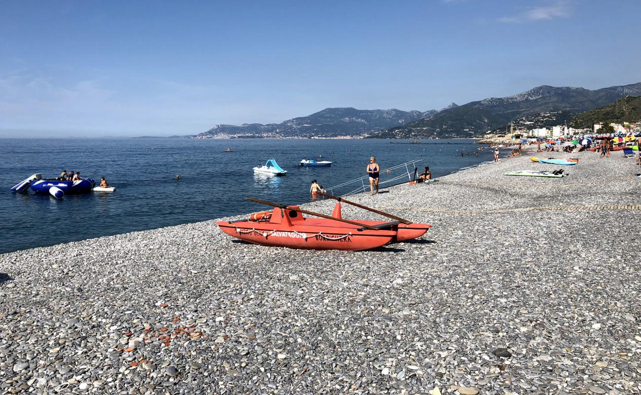 Foto af Spiaggia di Bordighera med grå fin sten overflade