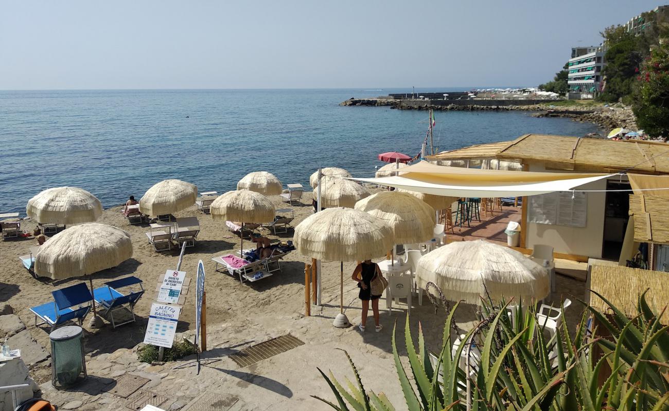 Foto af Caletta del Bagnino med gråt sand og sten overflade