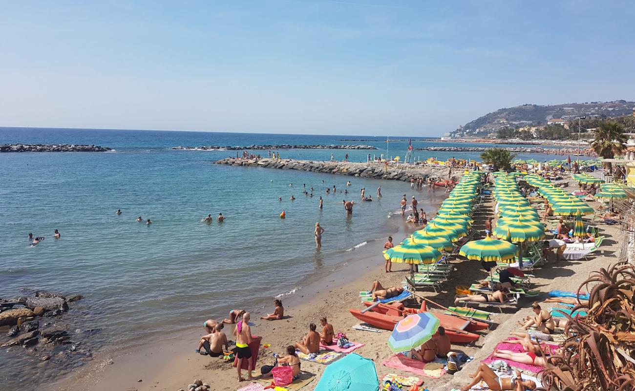 Foto af Spiaggia Delle Nazioni med gråt sand og småsten overflade