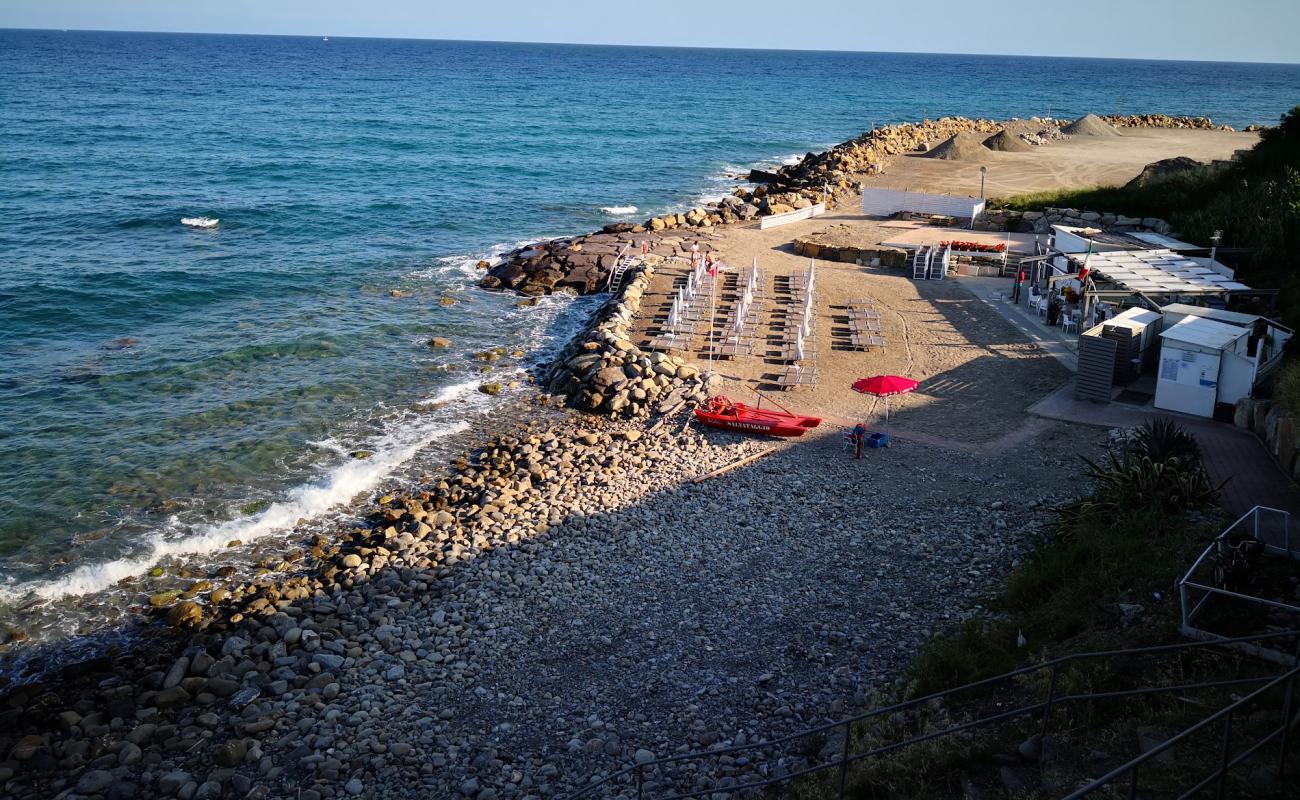 Foto af La Caletta beach med brun sten overflade