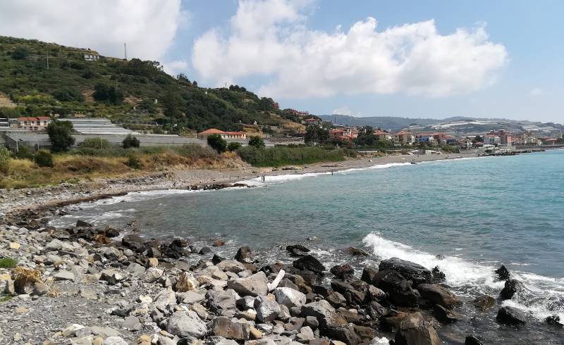 Foto af Via Bartumelin beach med gråt sand og sten overflade