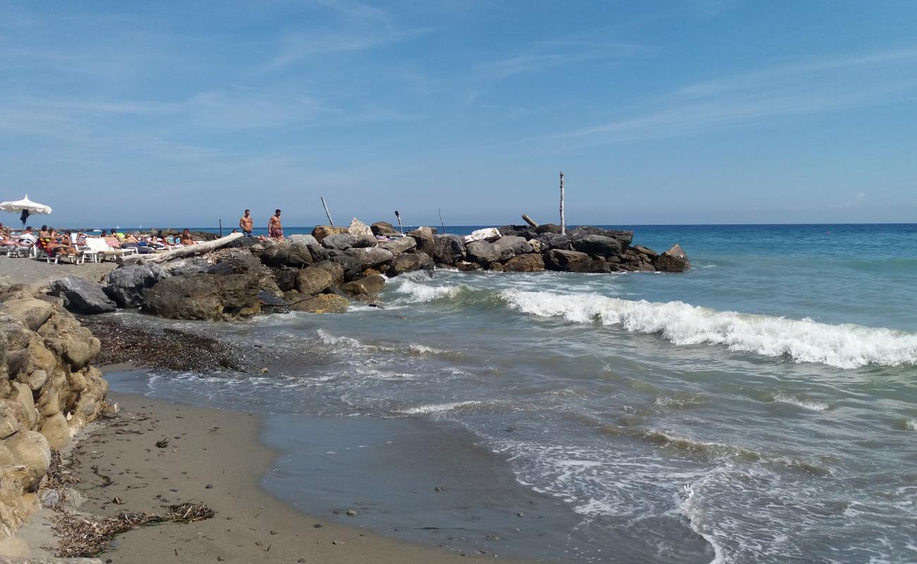 Foto af CalApollo med grå sand overflade