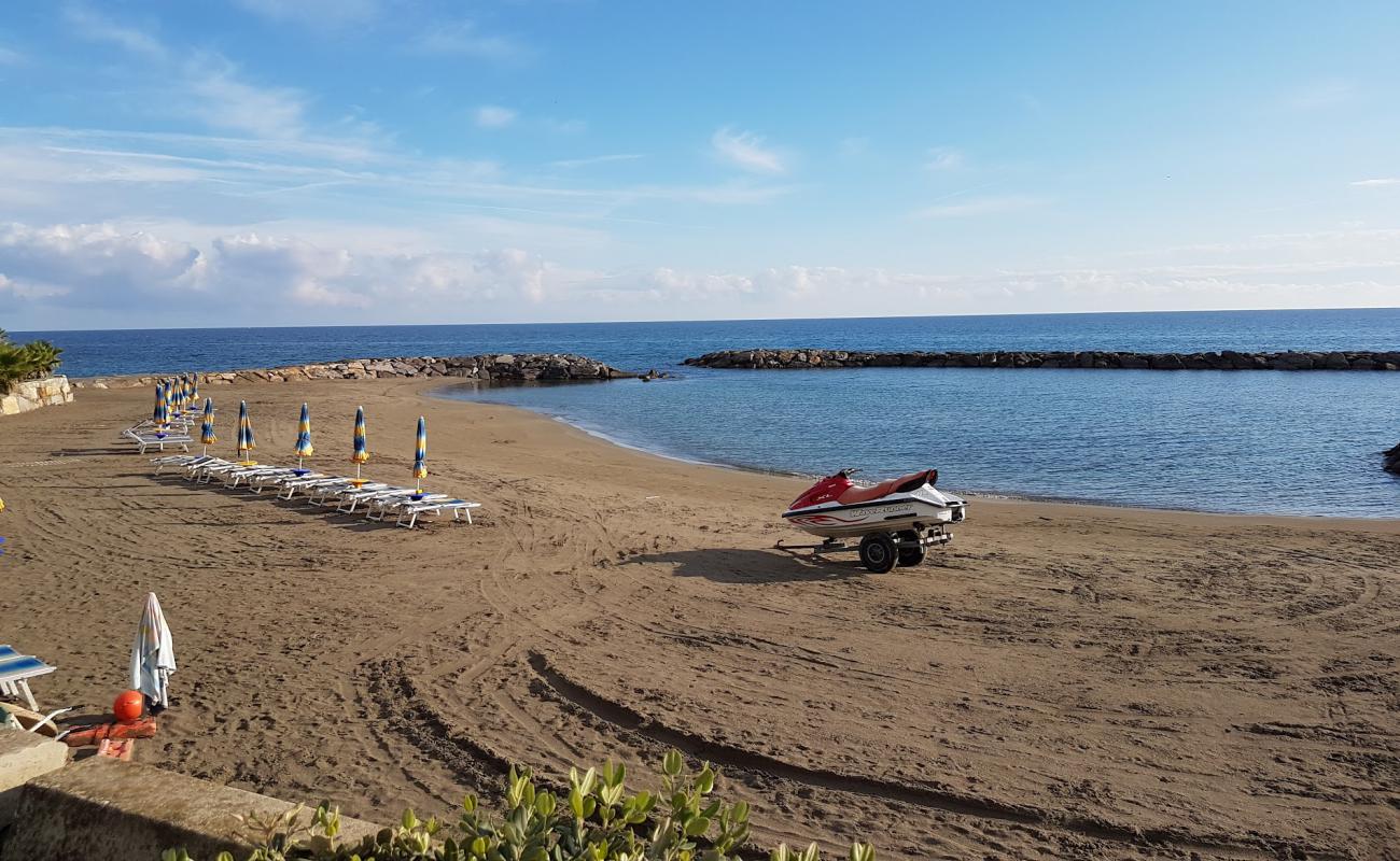 Foto af St Stefano al Mare beach med brunt sand overflade