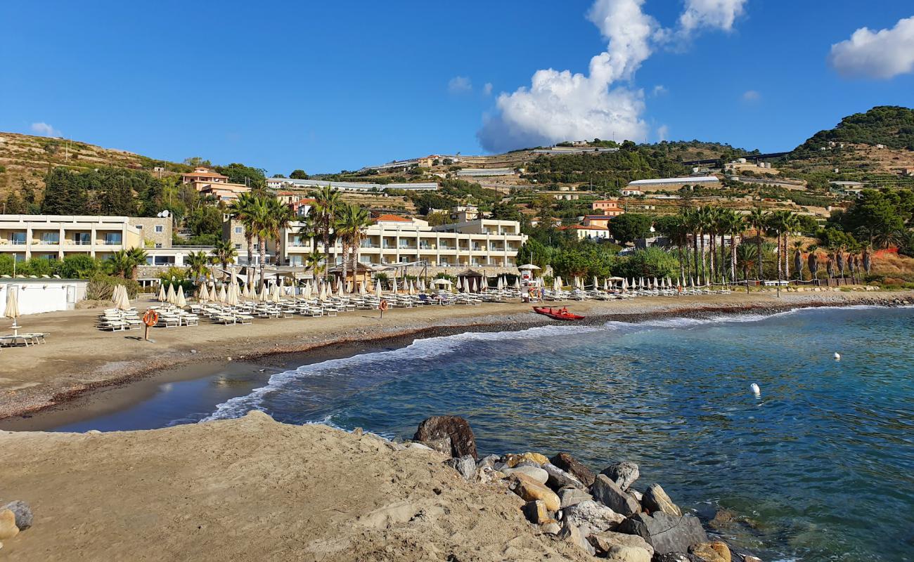 Foto af Marina Aregai beach med sort sand og småsten overflade