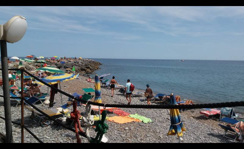 Foto af Landini beach med brun fin sten overflade