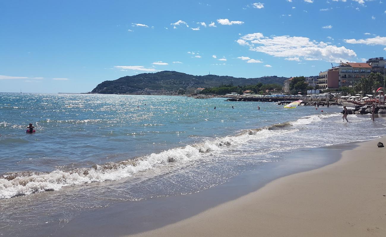 Foto af Diano Marina beach med grå sand overflade