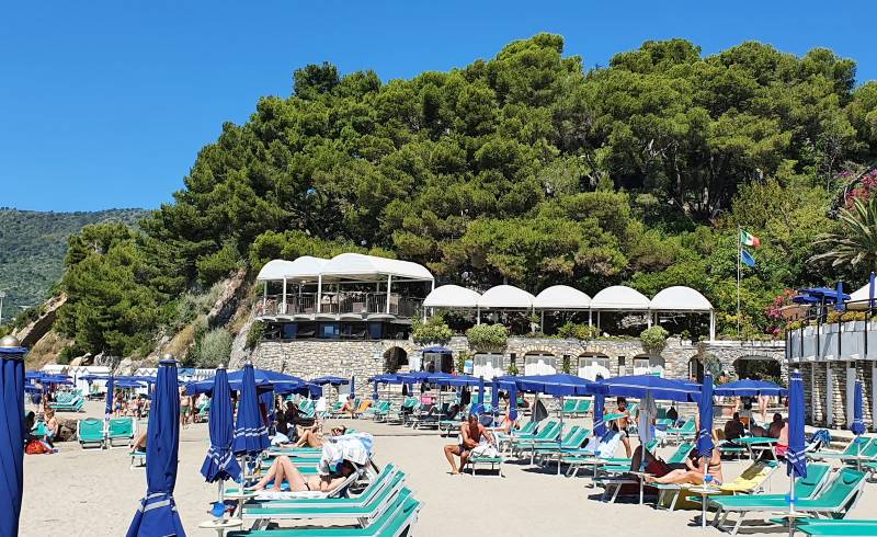 Foto af Andora beach III med gråt sand og sten overflade