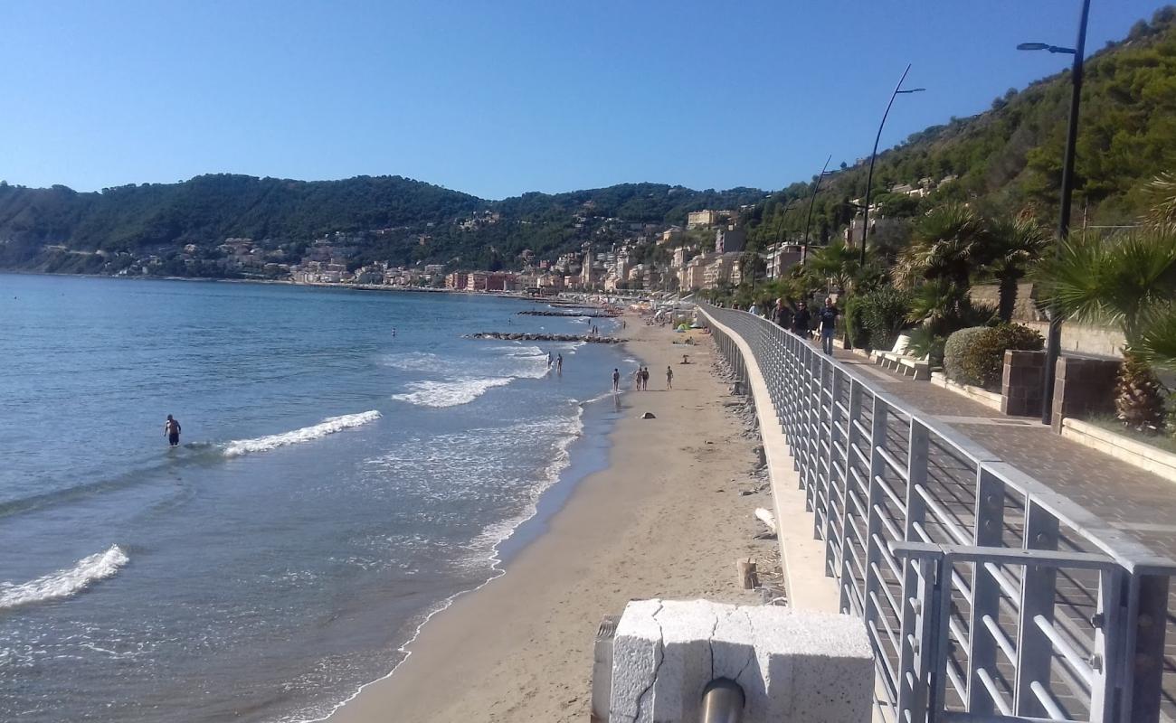 Foto af Bagni La Scogliera med grå sand overflade