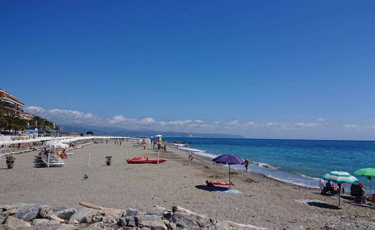 Foto af Doria beach med sort sand og småsten overflade