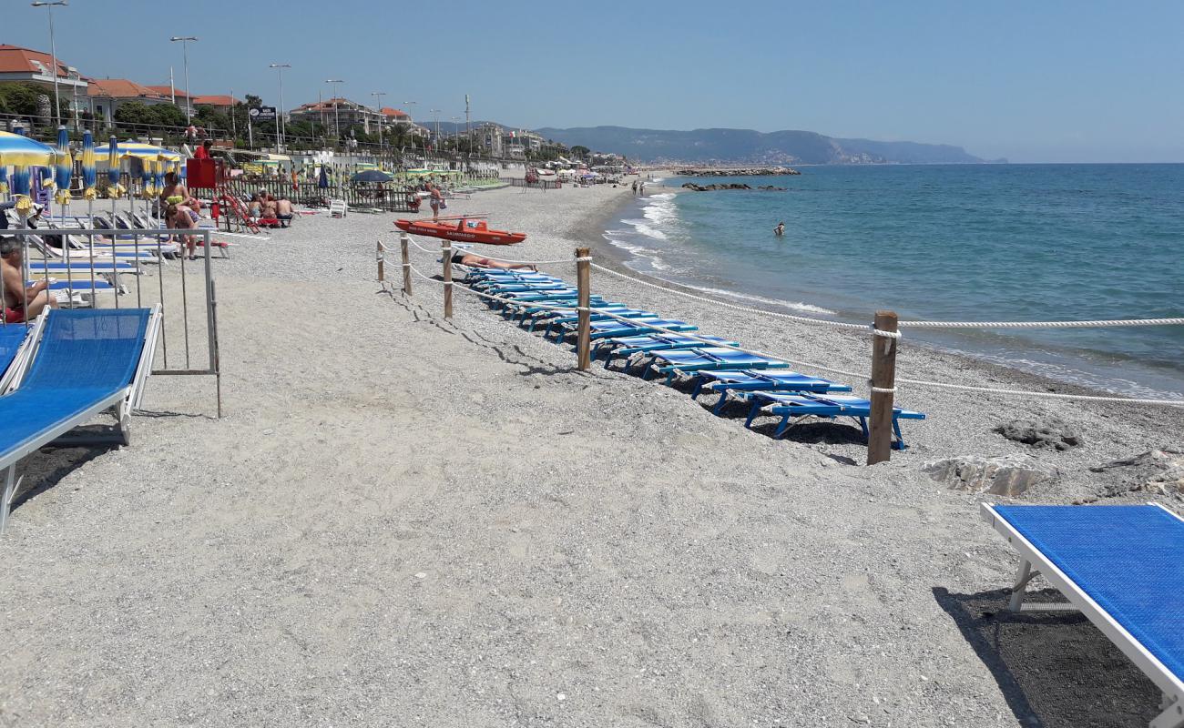 Foto af Alma Loano beach med sort sand og småsten overflade