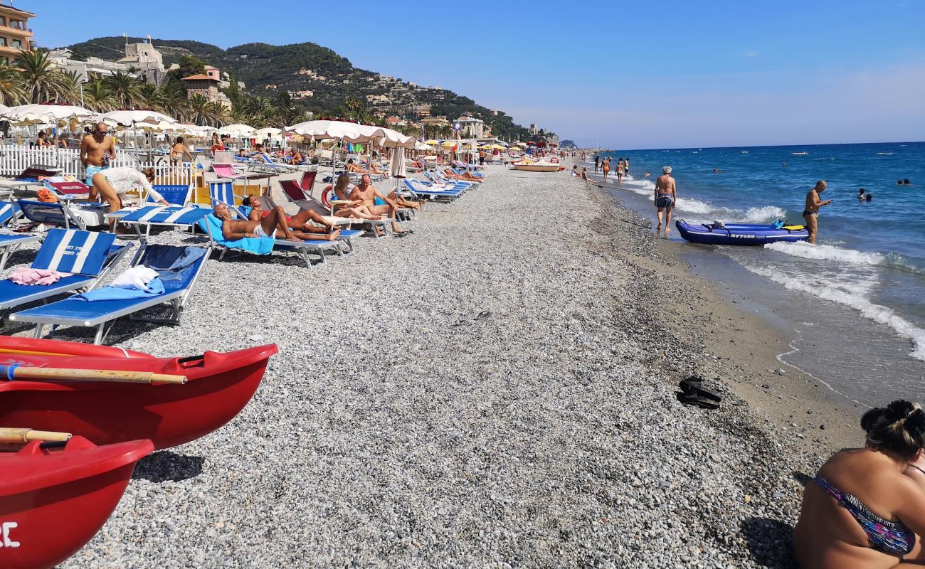 Foto af Spiaggia libera Attrezzata med sort sand og småsten overflade