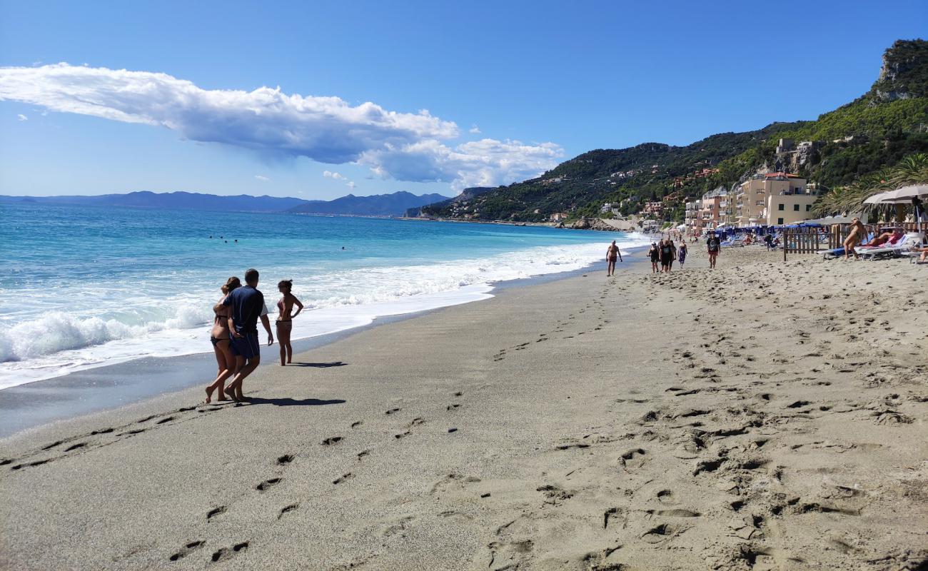 Foto af Spiaggia libera di Varigotti med sort sand og småsten overflade