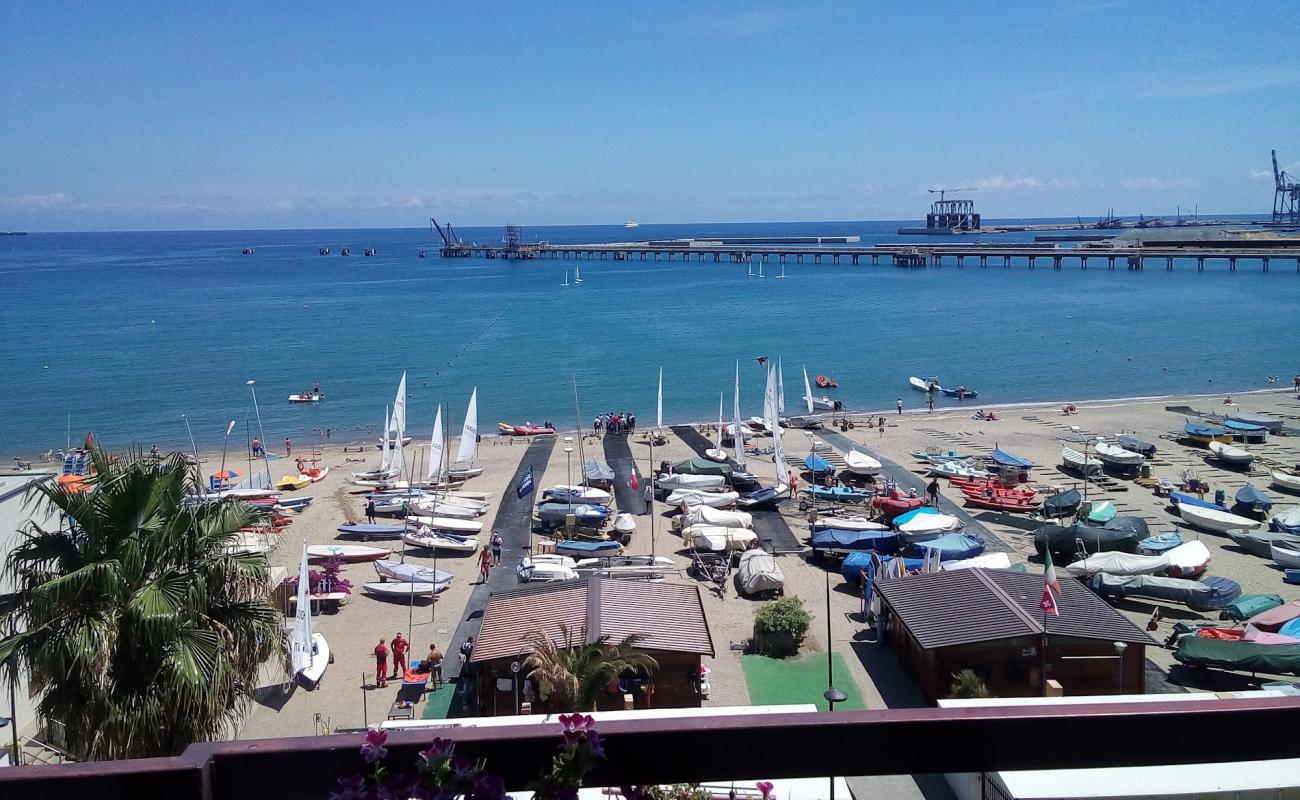 Foto af Spiaggia di Vado Ligure med sort sand og småsten overflade