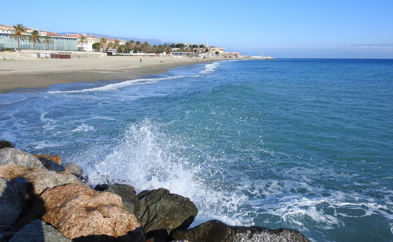 Foto af La Pergola beach med sort sand og småsten overflade