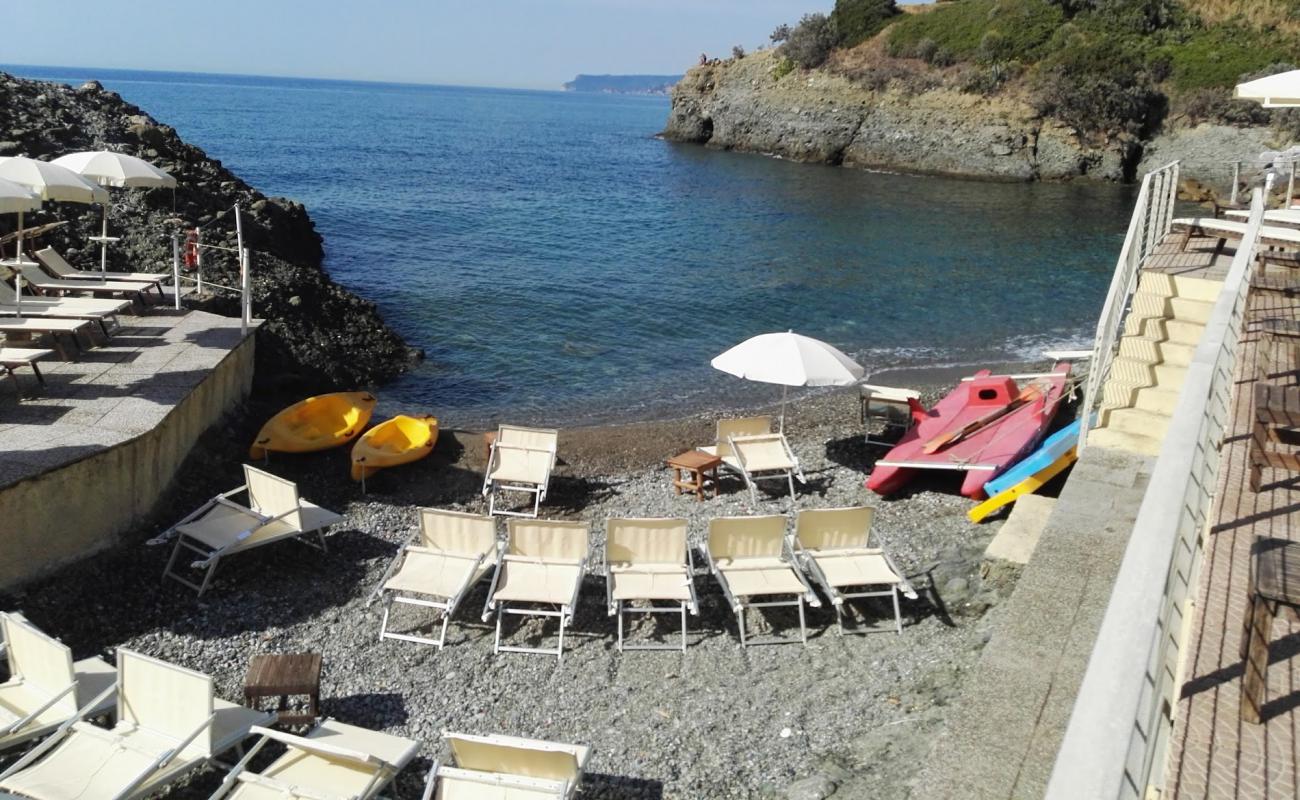 Foto af Capo Torre beach med gråt sand og sten overflade