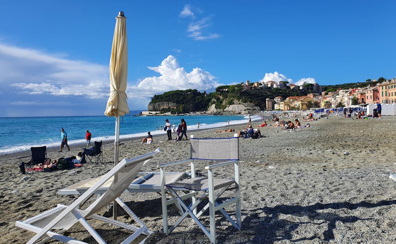 Foto af Spiaggia Celle med sort sand og småsten overflade