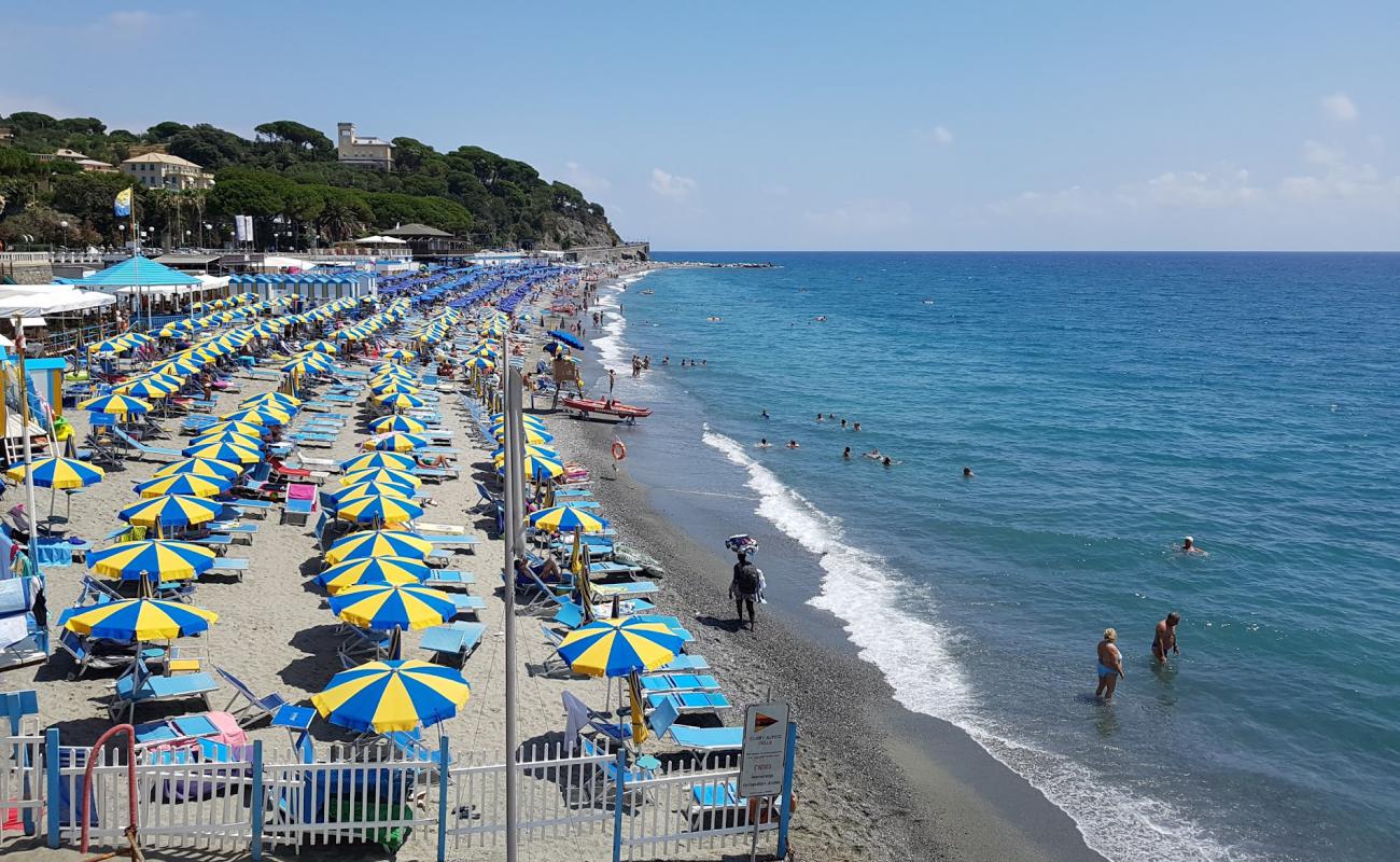 Foto af Piani beach med sort sand og småsten overflade