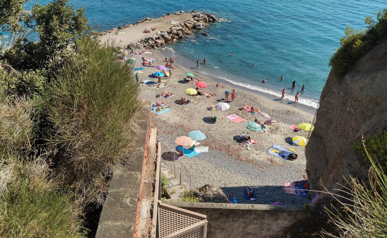 Foto af Spiaggia Libera Comunale med sort sand og småsten overflade