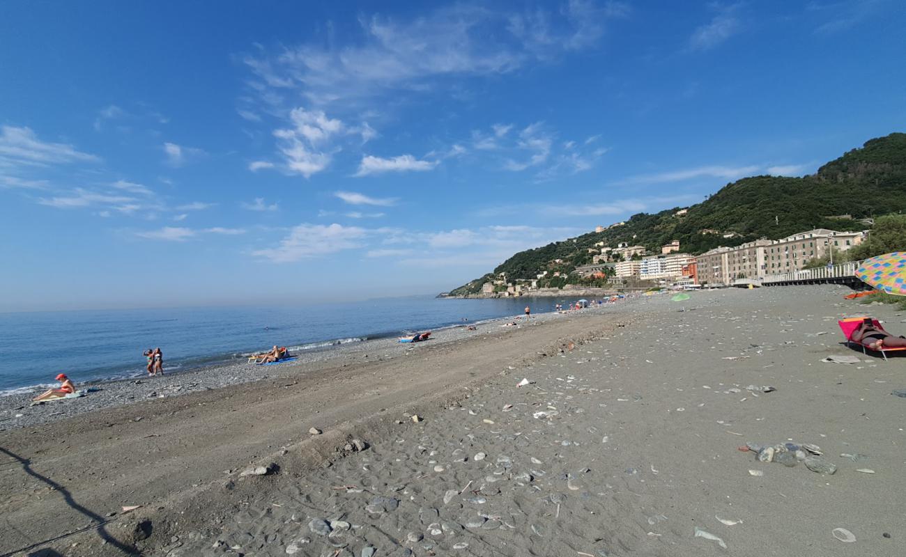 Foto af Spiaggione Voltri med gråt sand og småsten overflade