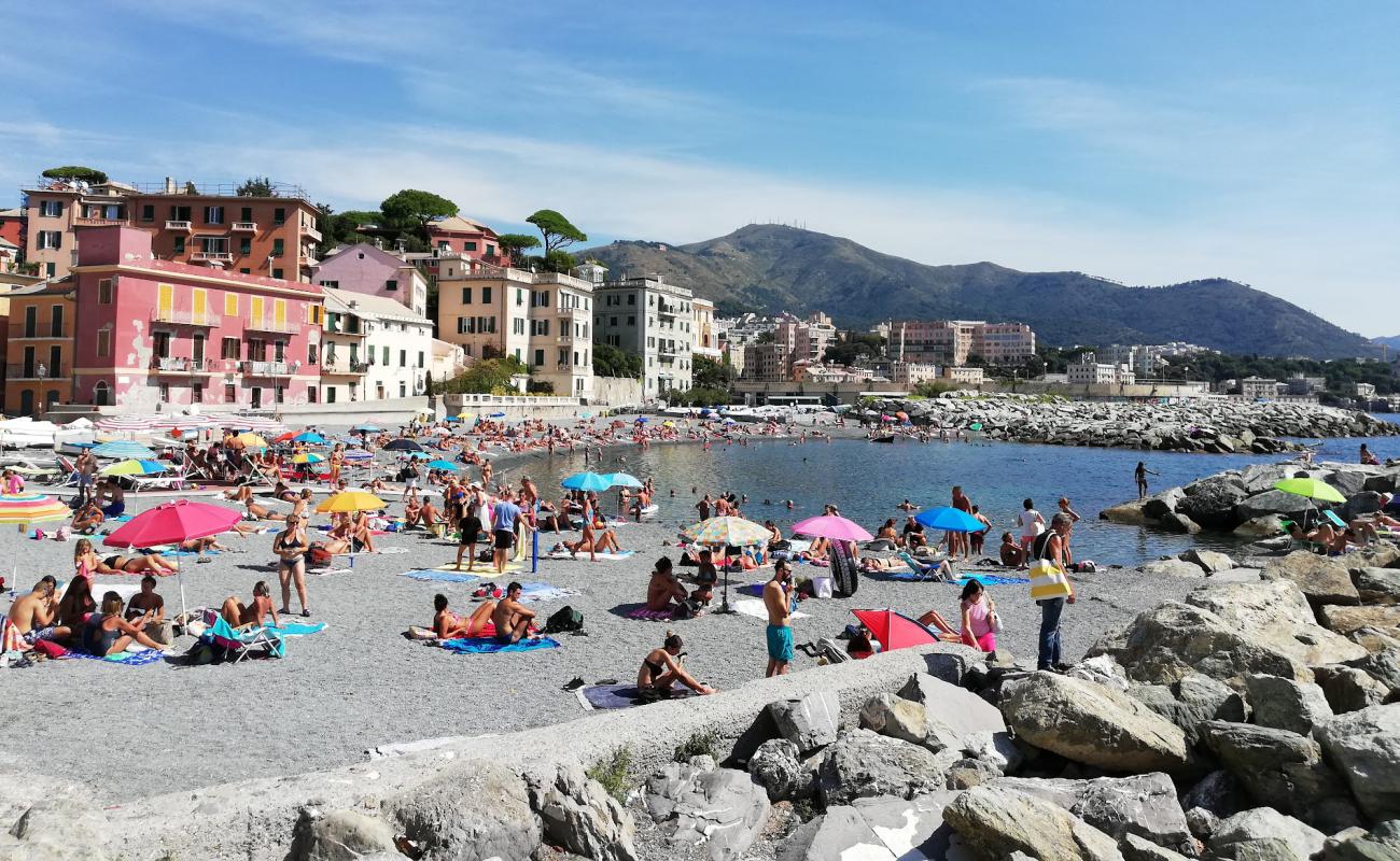 Foto af Boccadasse Strand med grå fin sten overflade