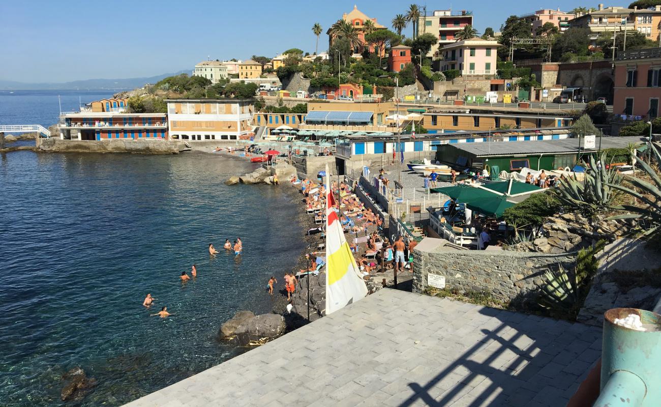 Foto af Spiaggia Quartara med grå sten overflade