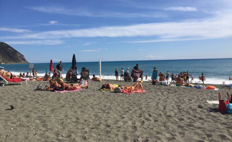 Foto af Riva Ponente med sort sand og småsten overflade