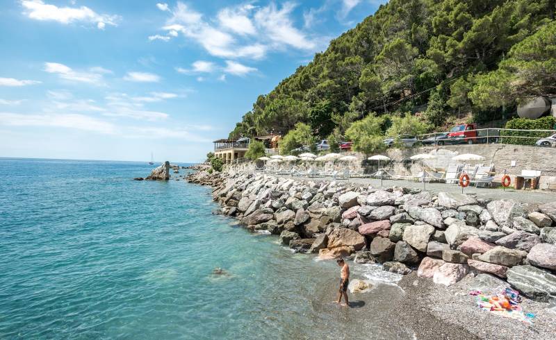 Foto af Smeraldo beach med grå sten overflade