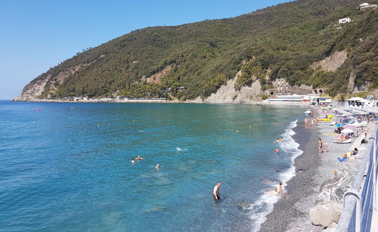 Foto af Spiaggia La Secca med grå fin sten overflade