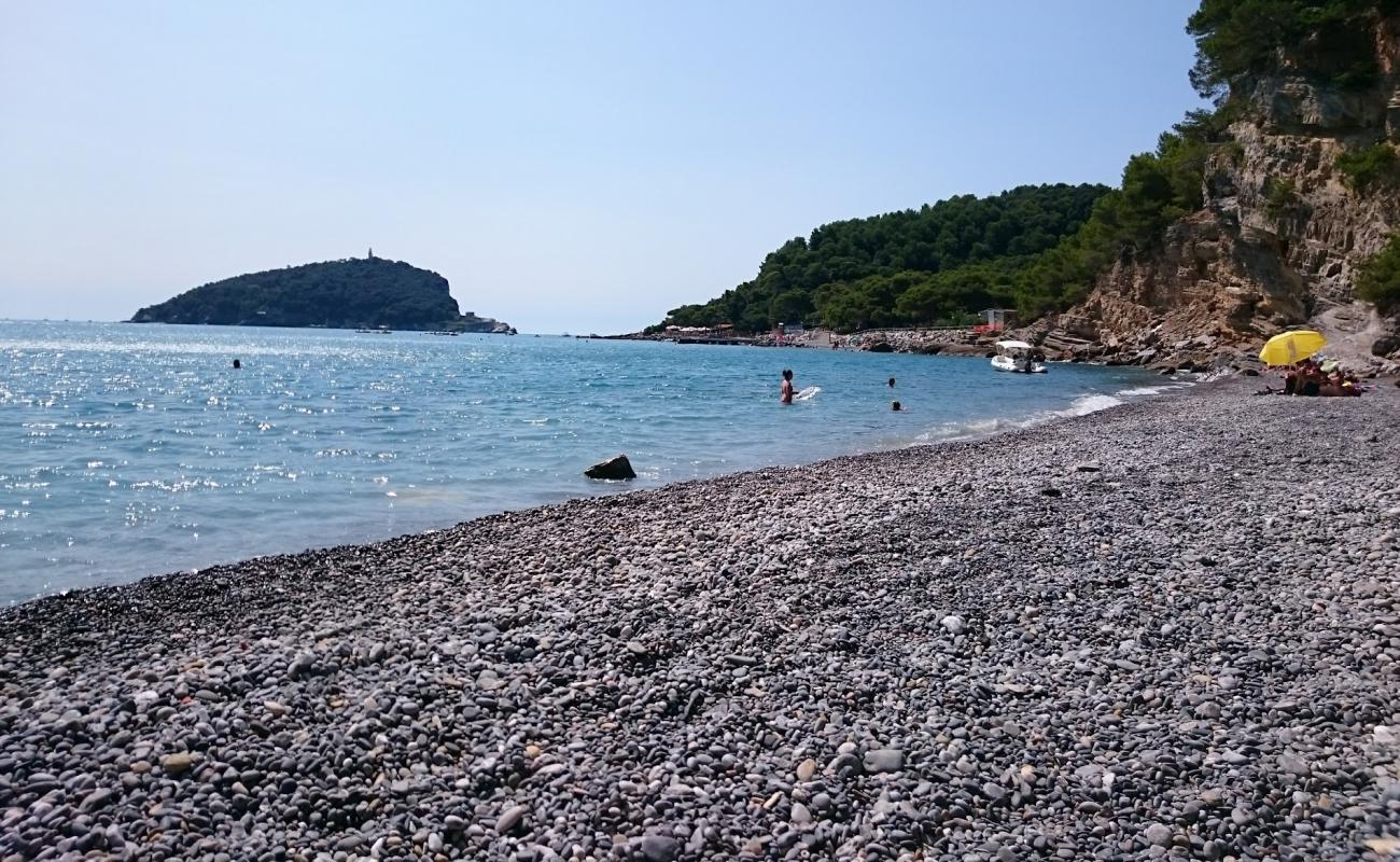 Foto af Spiaggia dei Gabbiani med grå sten overflade