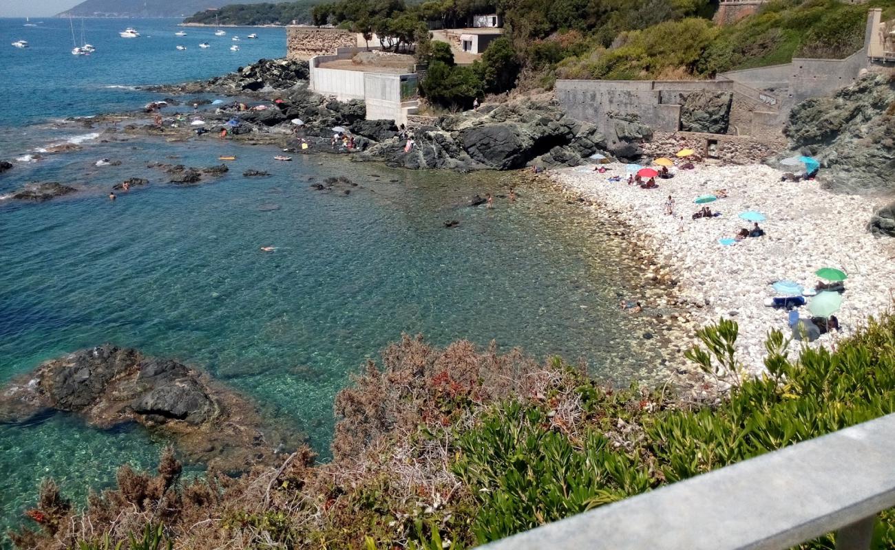 Foto af Spiaggia Le Forbici med grå sten overflade