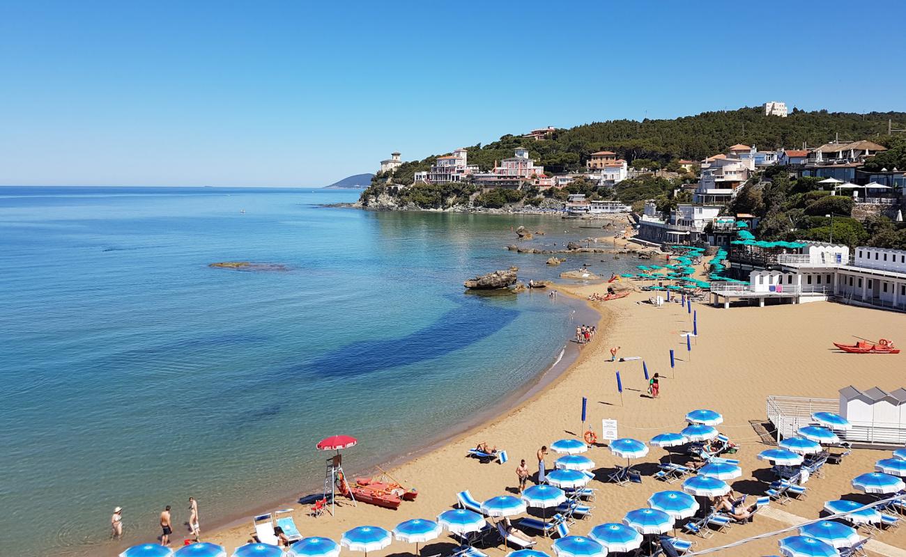 Foto af Quercetano Bay med brunt sand overflade