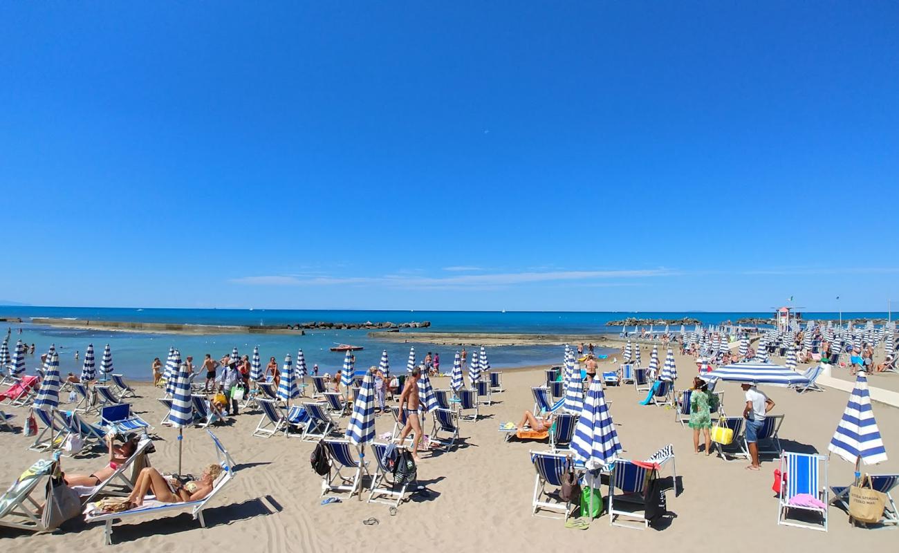 Foto af Lillatro beach med brunt sand overflade