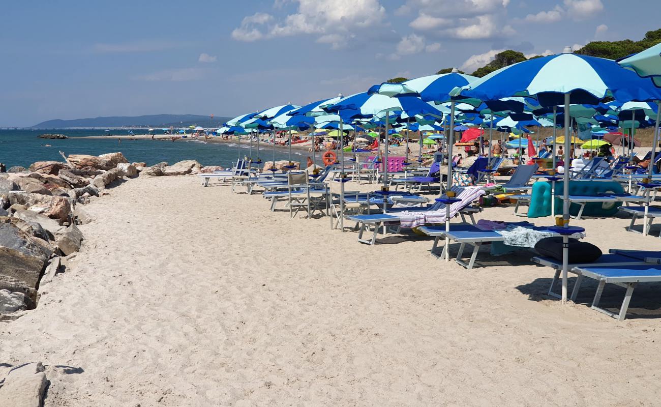 Foto af San Frediano beach med brunt sand overflade