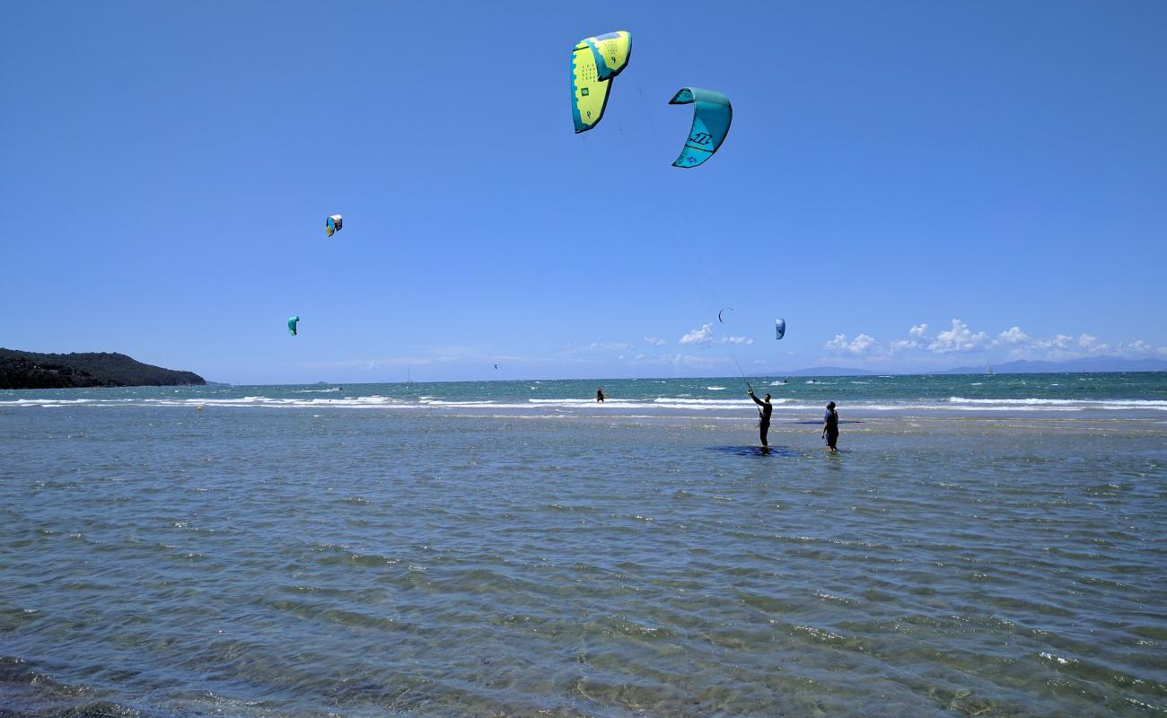 Foto af Puntone beach med brunt sand overflade