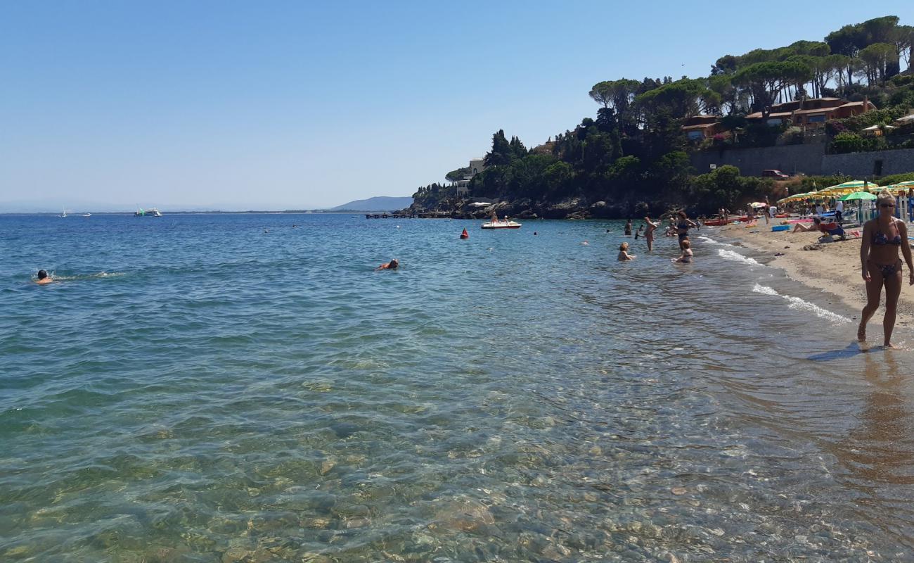 Foto af Pozzarello beach med sort sand og småsten overflade