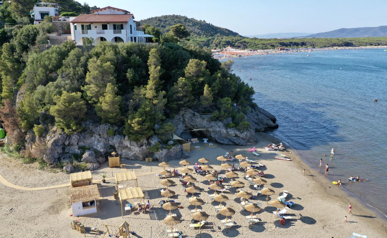 Foto af Cala Galera beach med brunt sand overflade