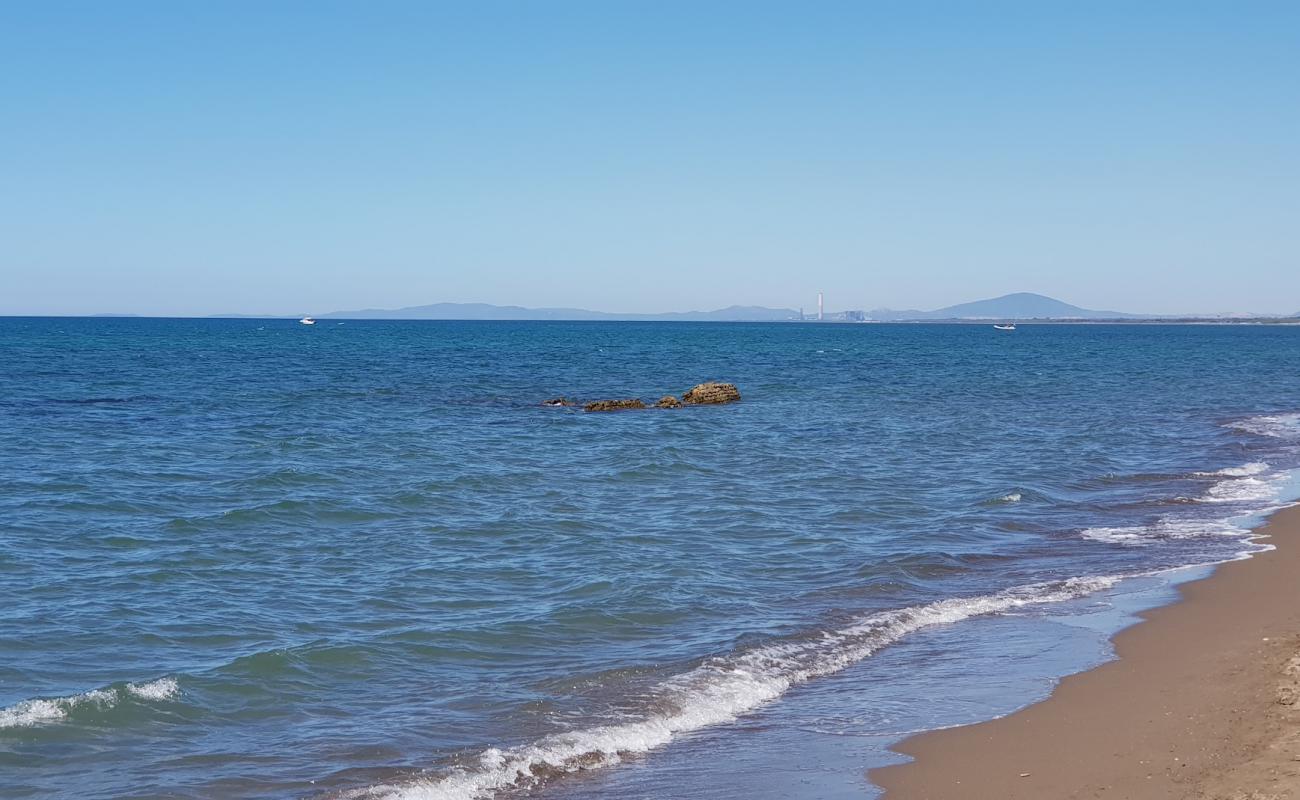 Foto af Camping Riva Dei Tarquini med brunt sand overflade