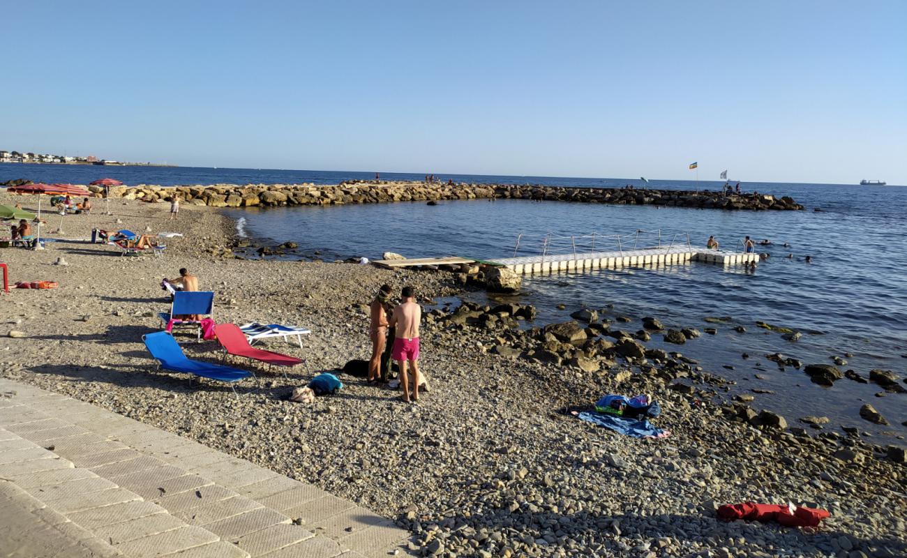 Foto af Spiaggia il pirgo med sten overflade